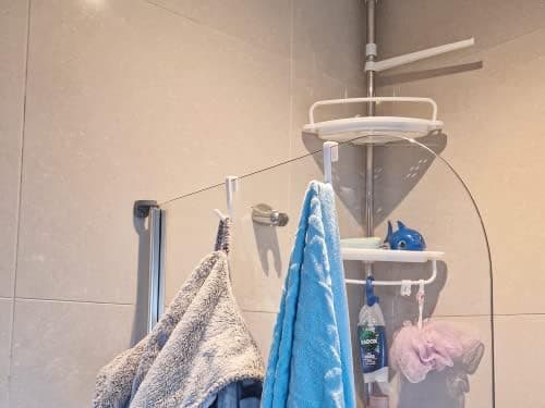 2er Set Kunststoff Duschhaken für Glasdusche – kräftiger Halt und einfache Befestigung für Handtücher, Bademäntel & Dusc